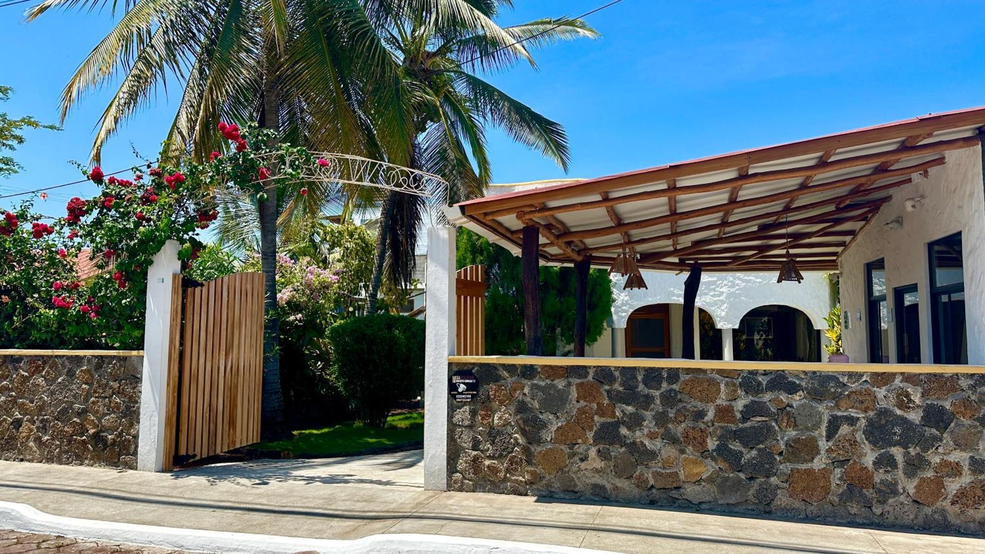 Hostal Suenos Silvestres Puerto Ayora  Exteriör bild